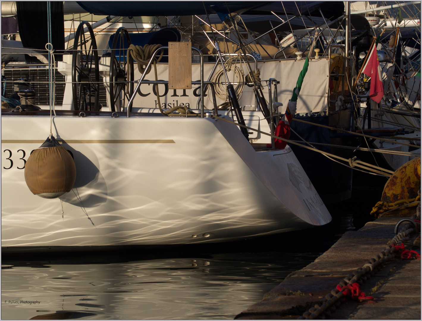 Spiegelung des Wassers auf dem Boot