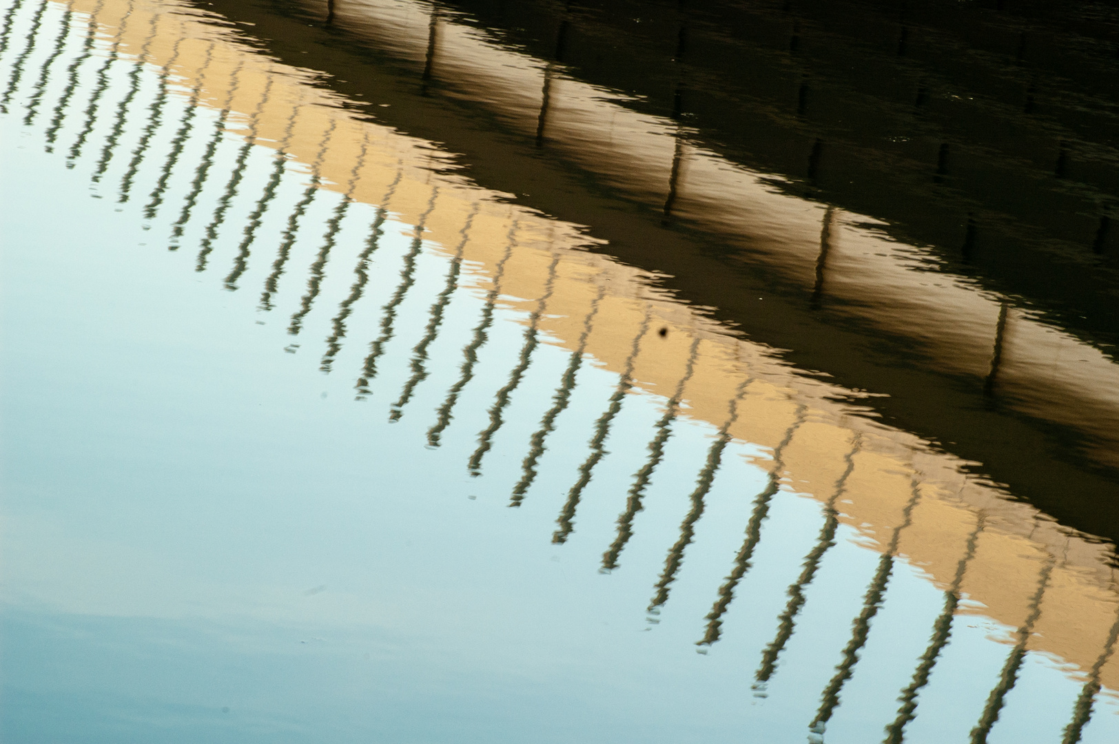 Spiegelung einer Brücke/ Duisburger Innenhafen