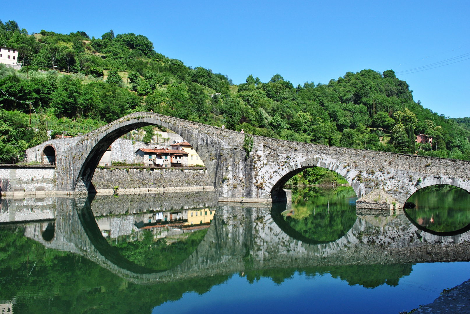 Spiegelung einer Brücke in Barga Italien