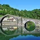 Spiegelung einer Brücke in Barga Italien
