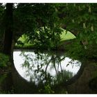 Spiegelung einer Brücke in Wilhelmsbad