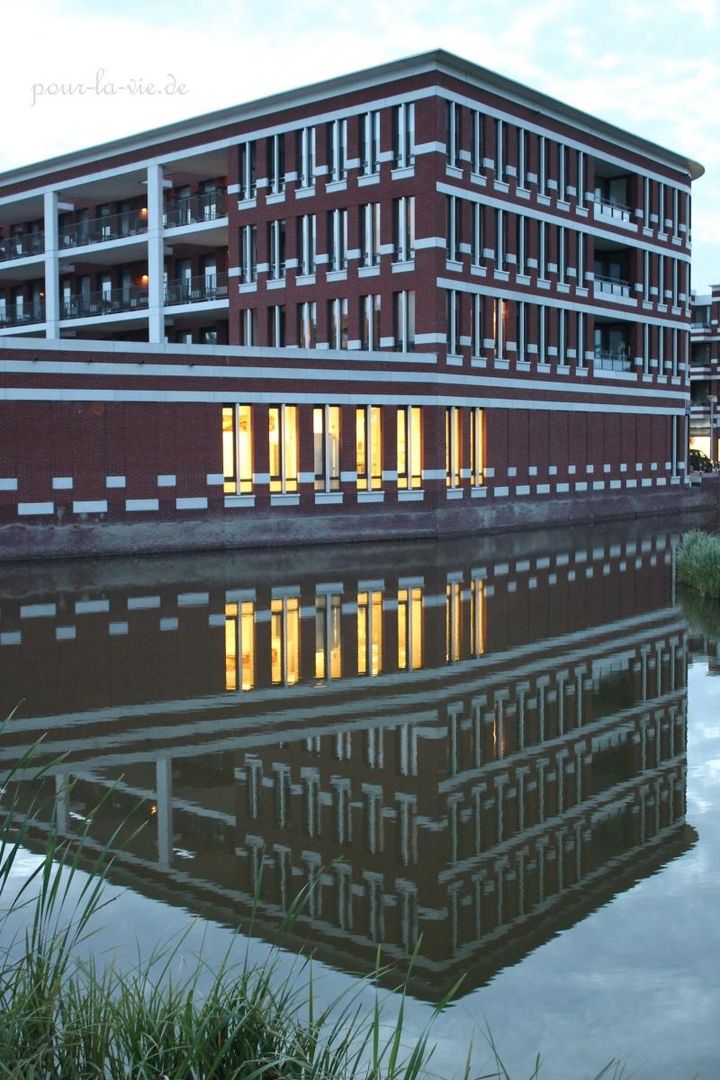 Spiegelung einer Hausfassade