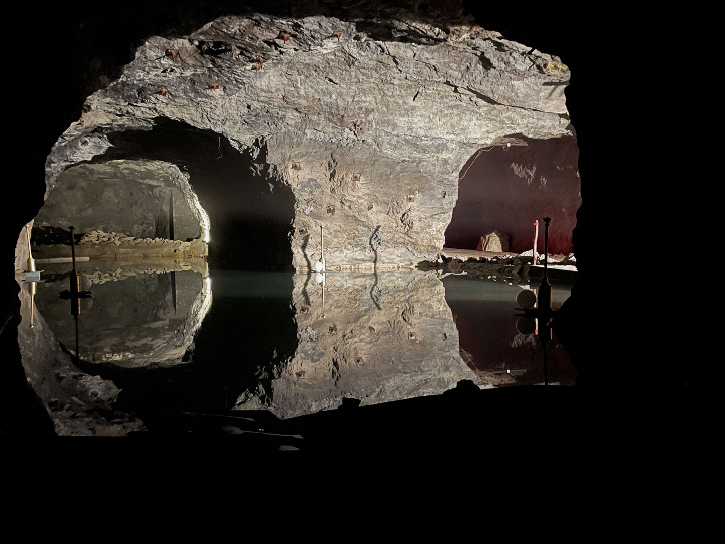 Spiegelung einer Höhle mit See