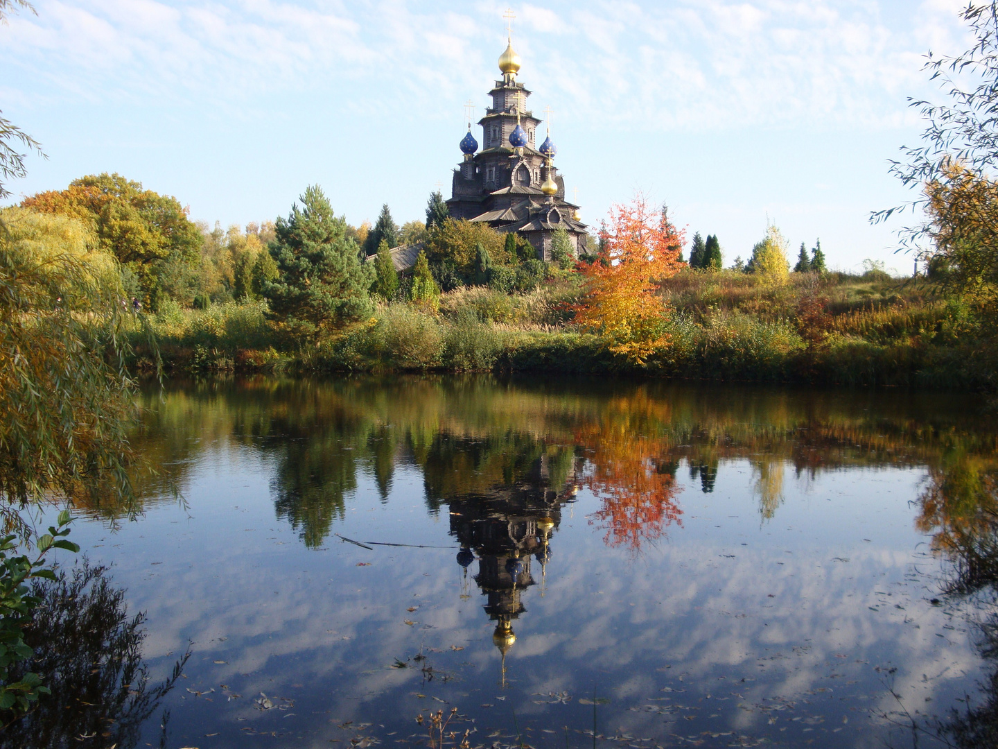 Spiegelung einer Orthodoxen Kirche