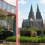 Spiegelung eines bekannten Kölner Bauwerks ...
