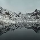 Spiegelung eines Berg-Panorama im Fjord