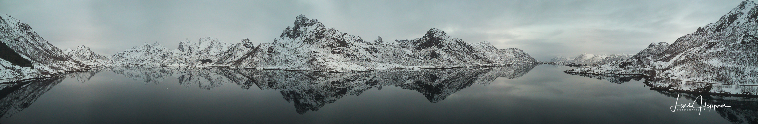 Spiegelung eines Berg-Panorama im Fjord