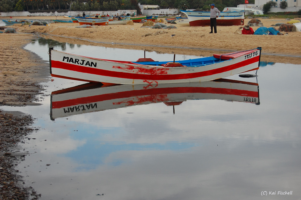 Spiegelung eines Bootes im Wasser