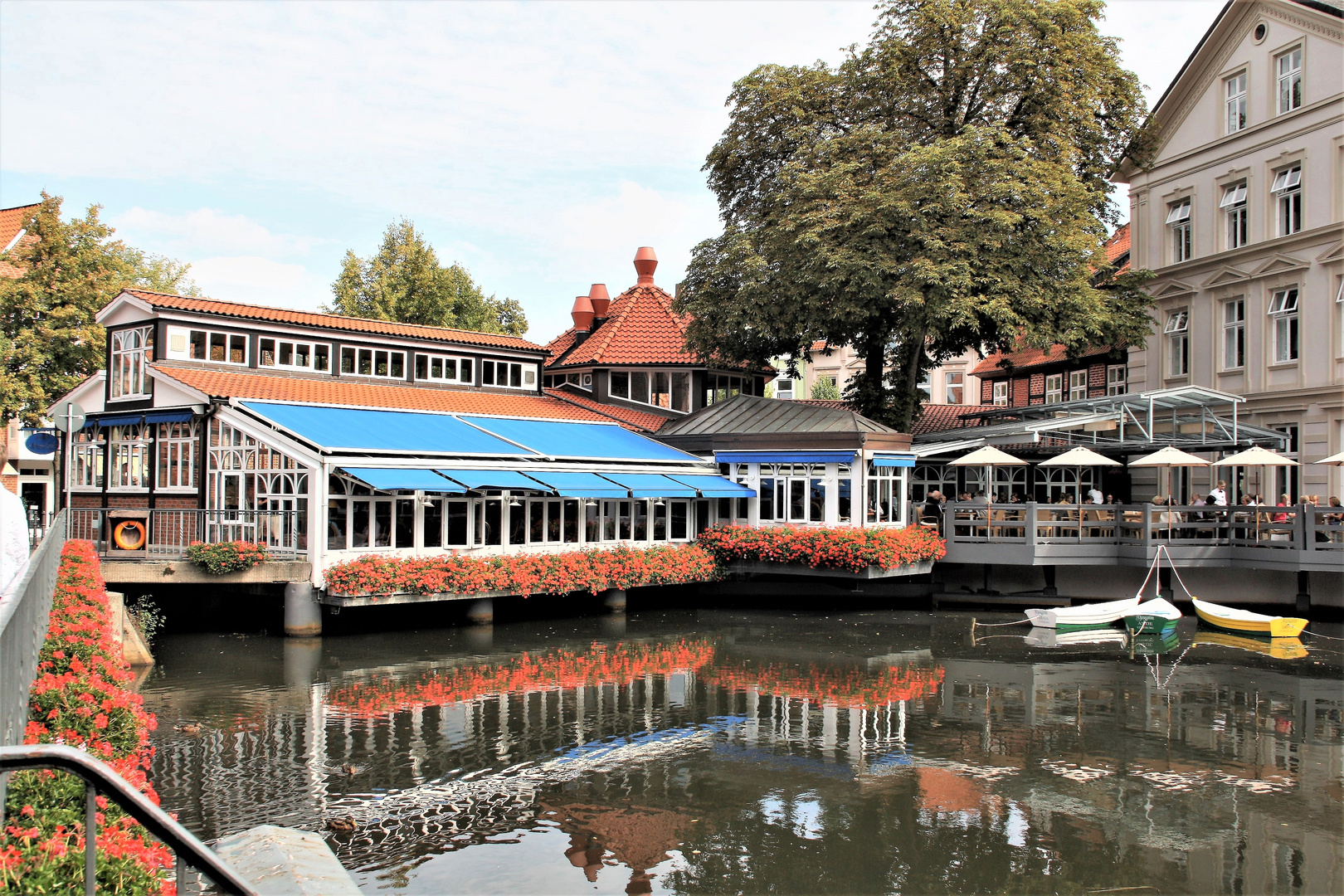  Spiegelung eines Cafe's in  Lüneburg