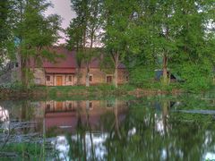 Spiegelung eines Hauses in einem See