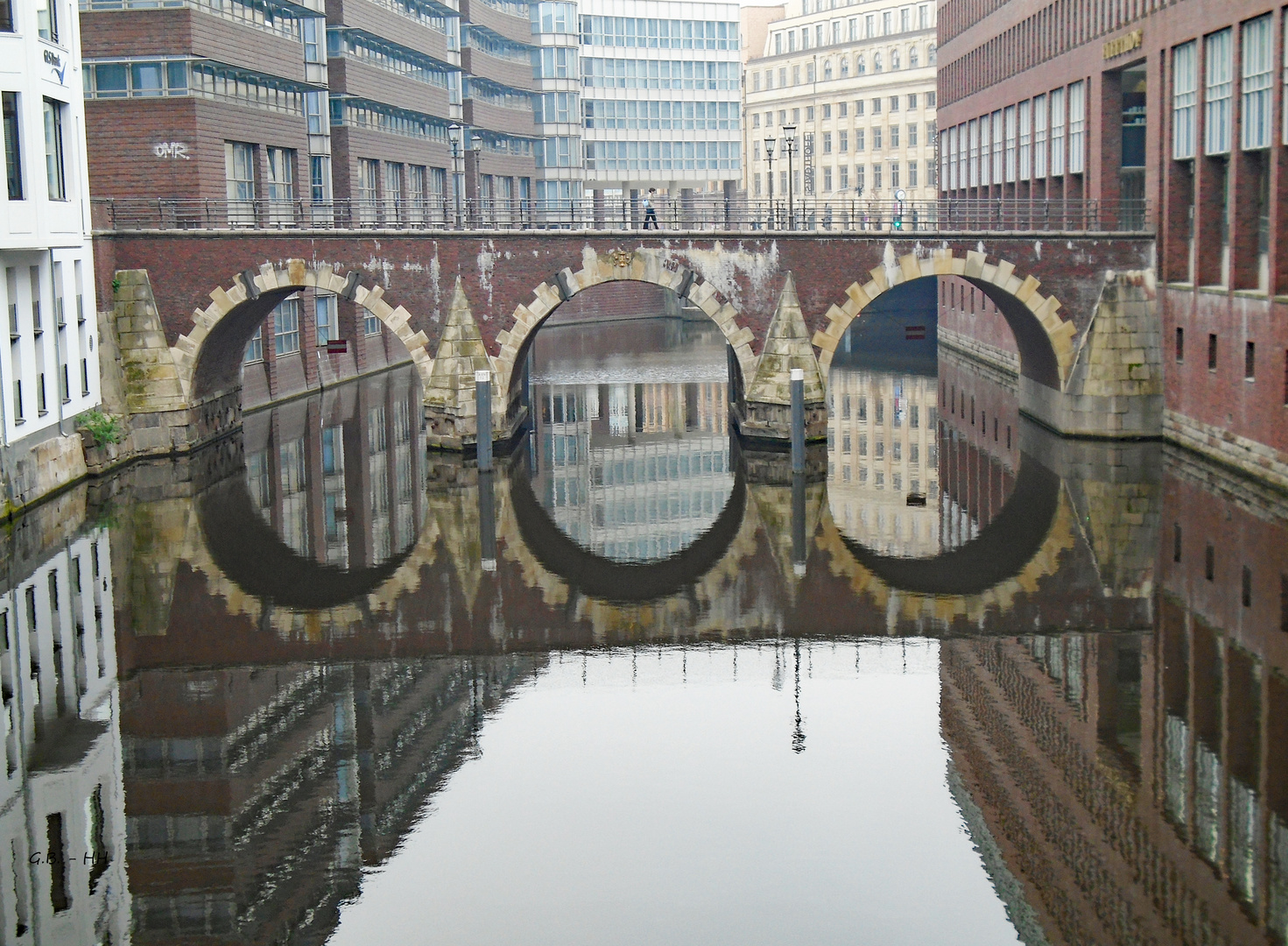 Spiegelung...,,, Ellerntorsbrücke in Hamburg.....