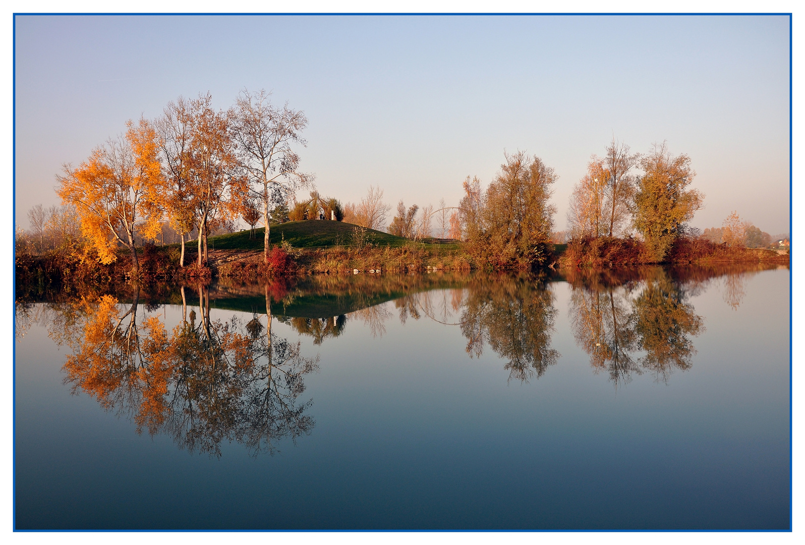 Spiegelung ( Feldkirchner- Badesee, Oberösterreich)