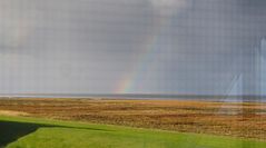 Spiegelung (Fenster) zusätzlich Rasterung durch Fliegengitter und als Zugabe noch ein Regenbogen.