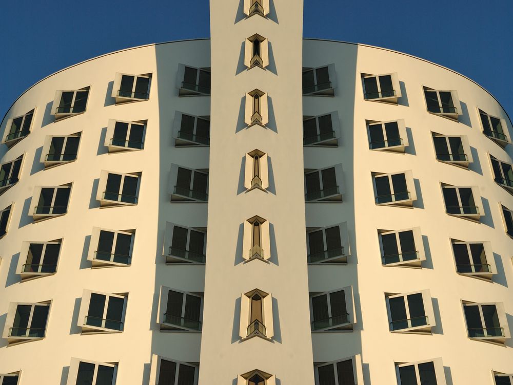 Spiegelung Gehry-Bauten