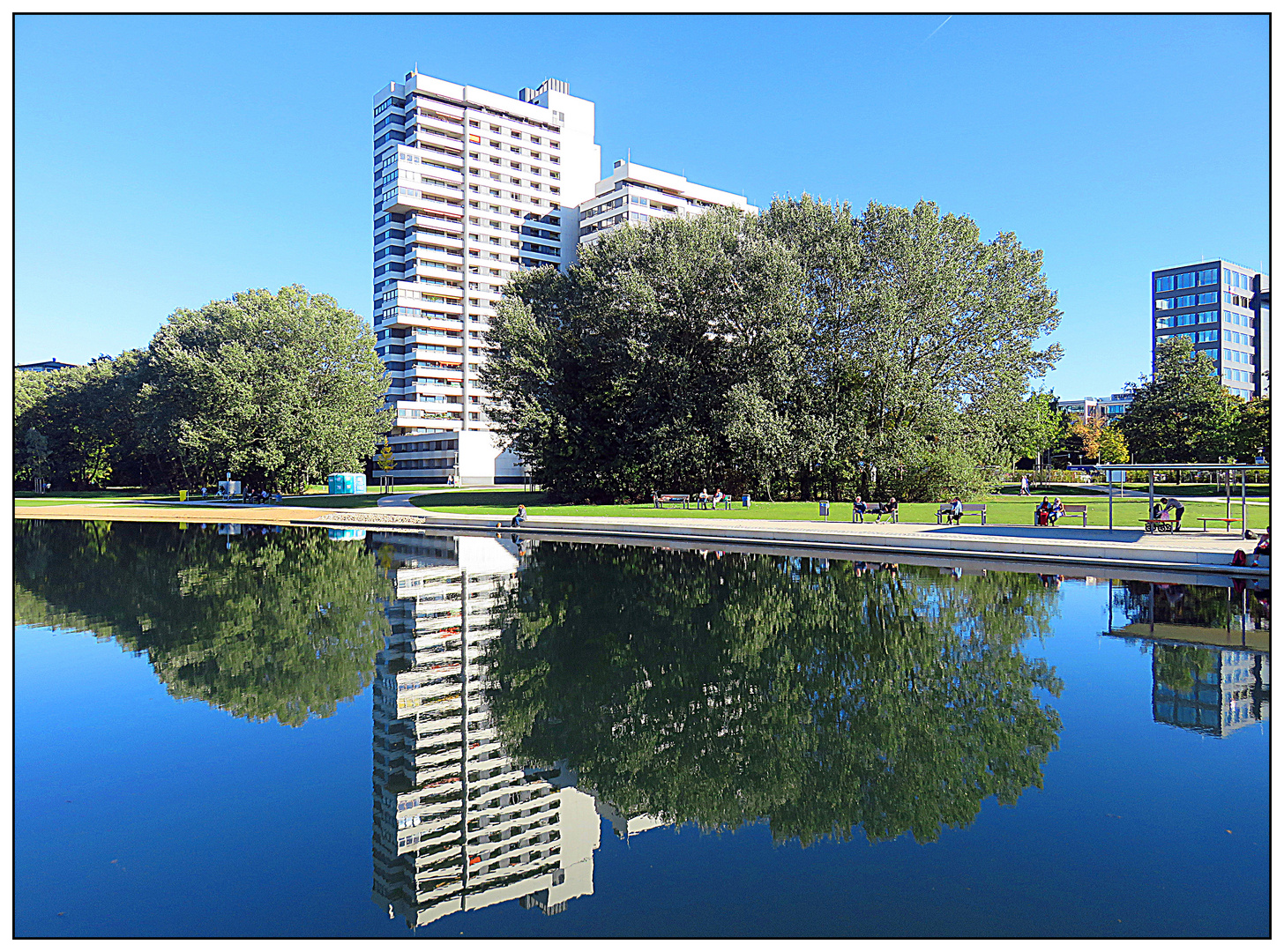 Spiegelung- Hochhäuser im Wöhrder See