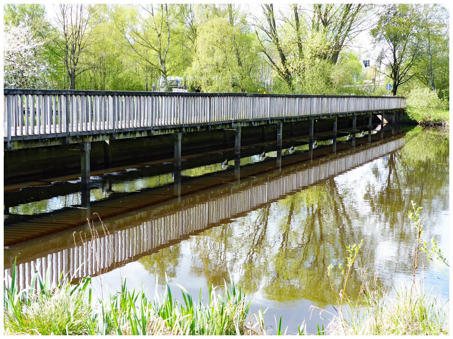 Spiegelung  ..  Holzbrücke über den See