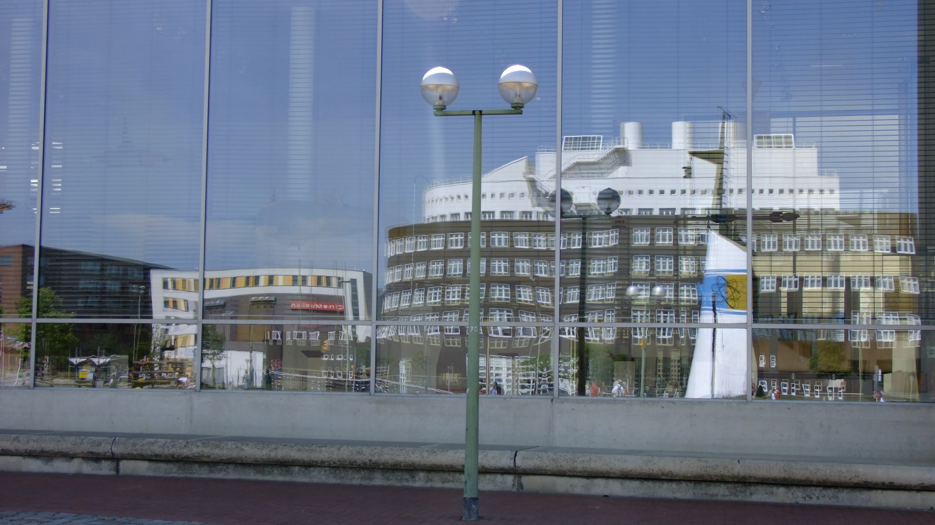 Spiegelung I in den Havenwelten in Bremerhaven