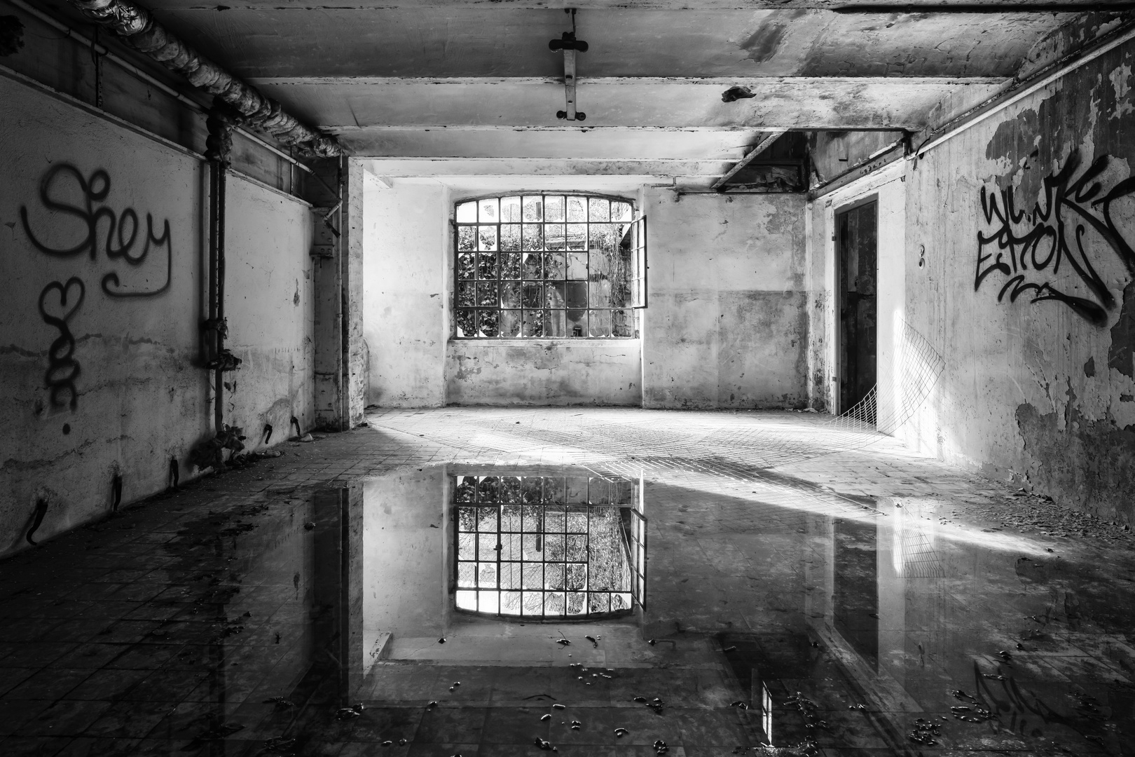 Spiegelung im alten Keller