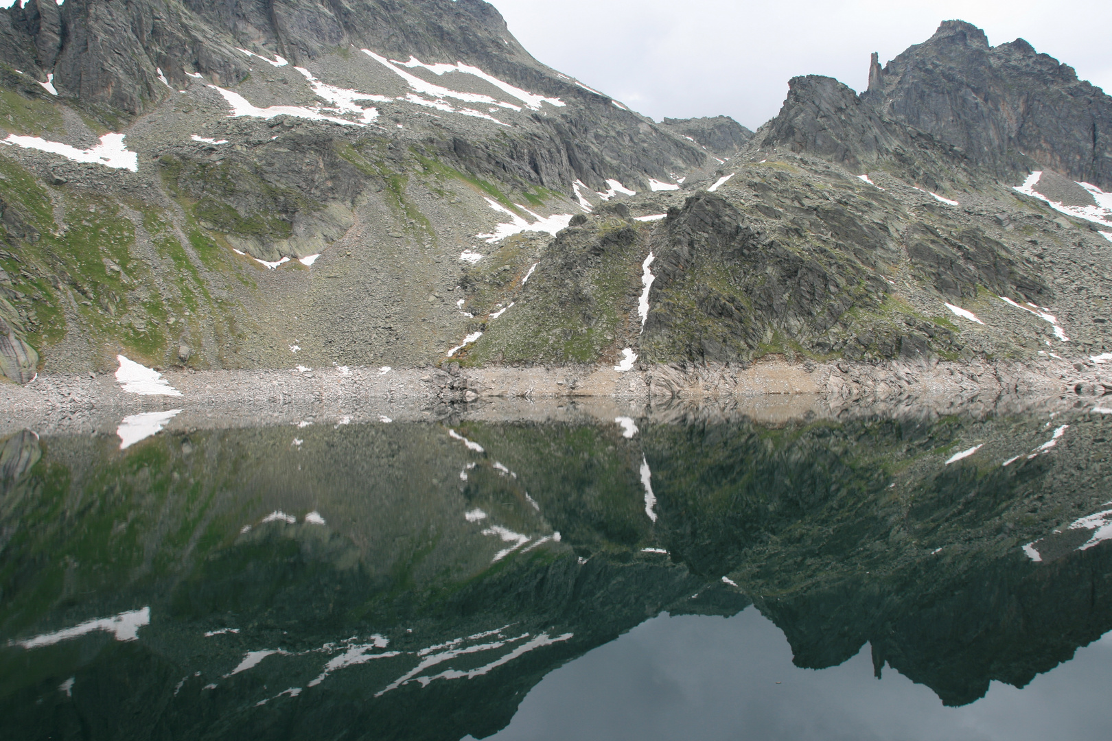 Spiegelung im Bergsee