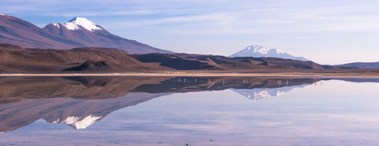 Spiegelung im Bergsee in Bolivien