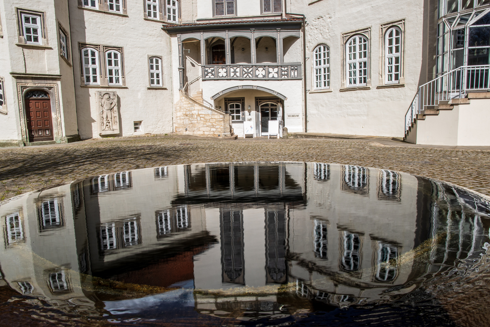 Spiegelung im Brunnen