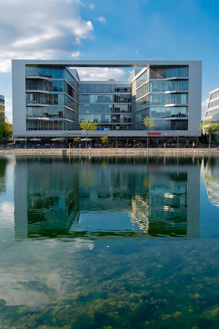 Spiegelung im Duisburger Innenhafen