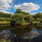 Spiegelung im dunklen Wasser