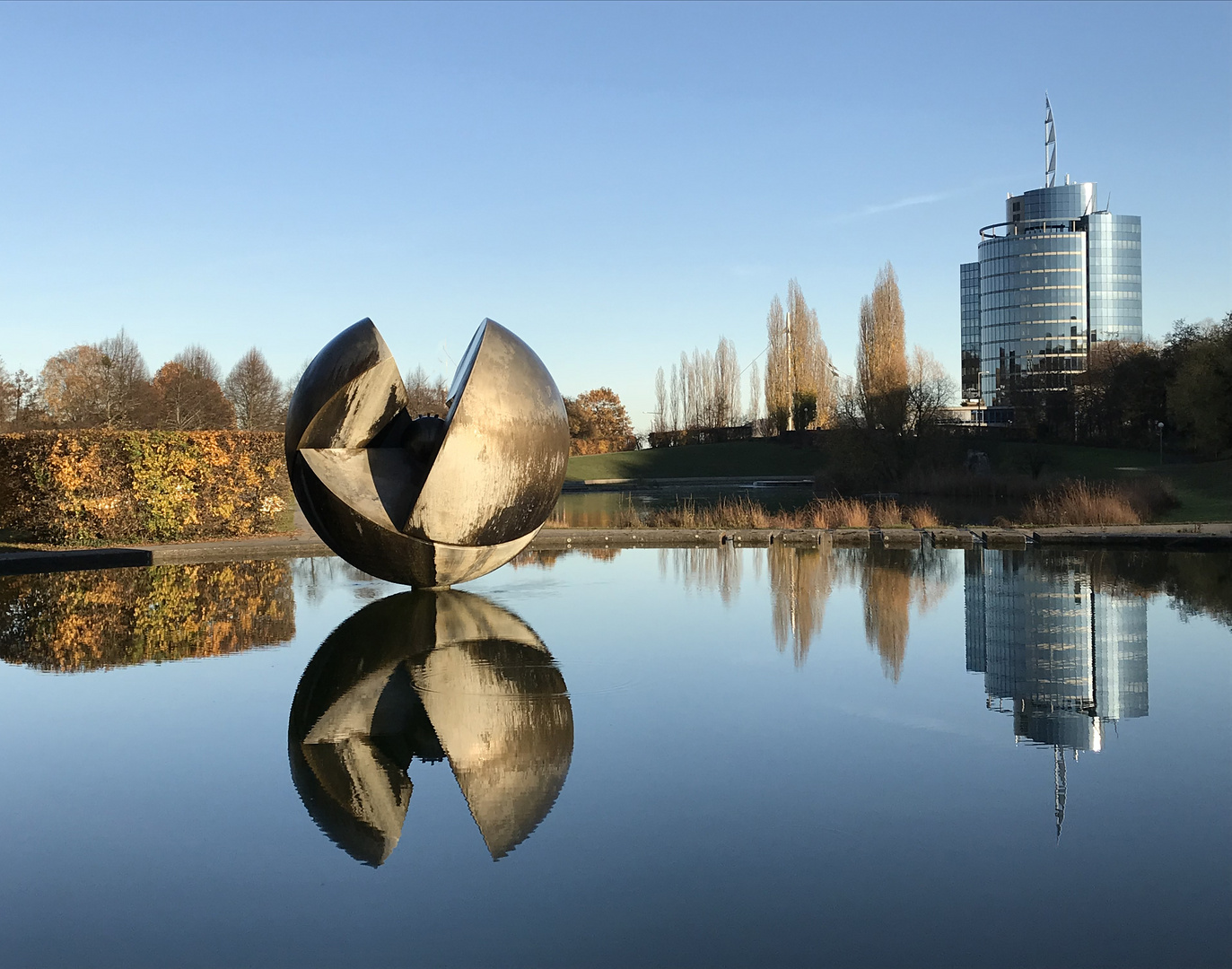 Spiegelung im Egelsee in Stuttgart