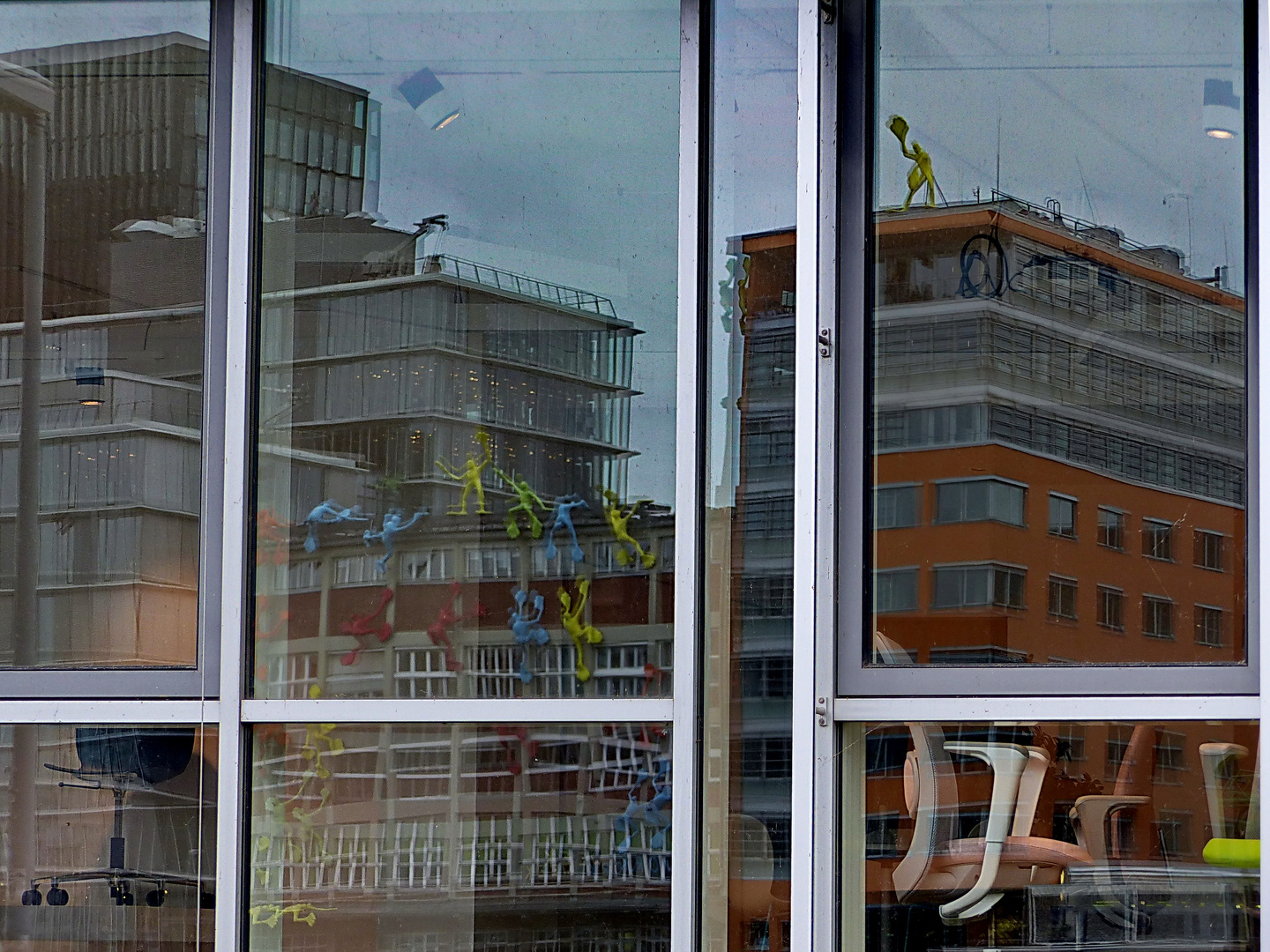 Spiegelung im Fenster    Dienstag ist Spiegeltag 