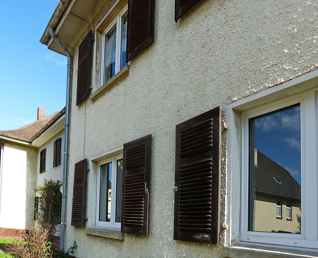 Spiegelung im Fenster         Dienstag ist Spiegeltag