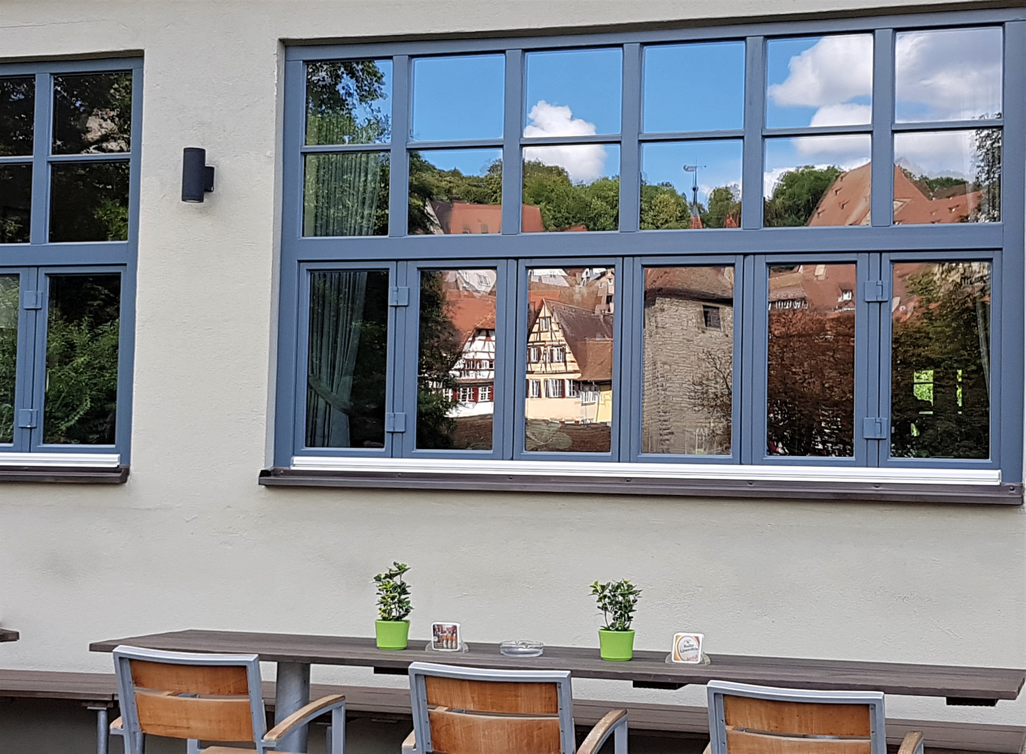 Spiegelung im Fenster einer Gaststätte in Schwäb. Hall