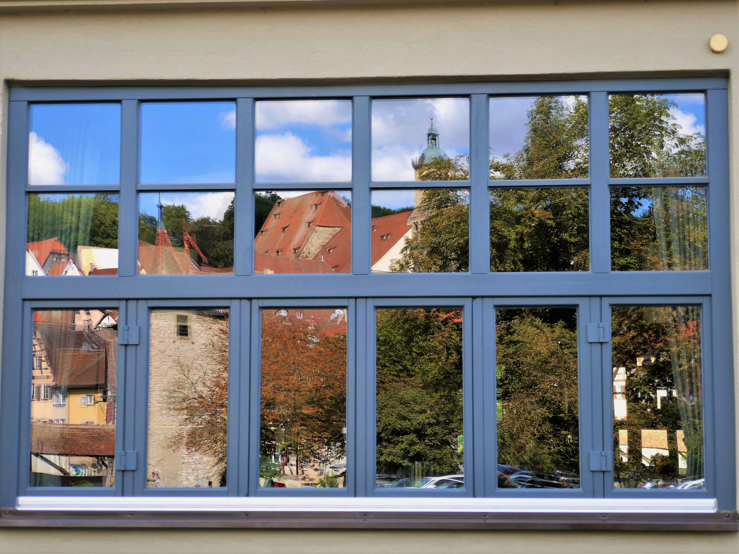 Spiegelung im Fenster und  gut eingerahmt  