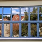 Spiegelung im Fenster und  gut eingerahmt  