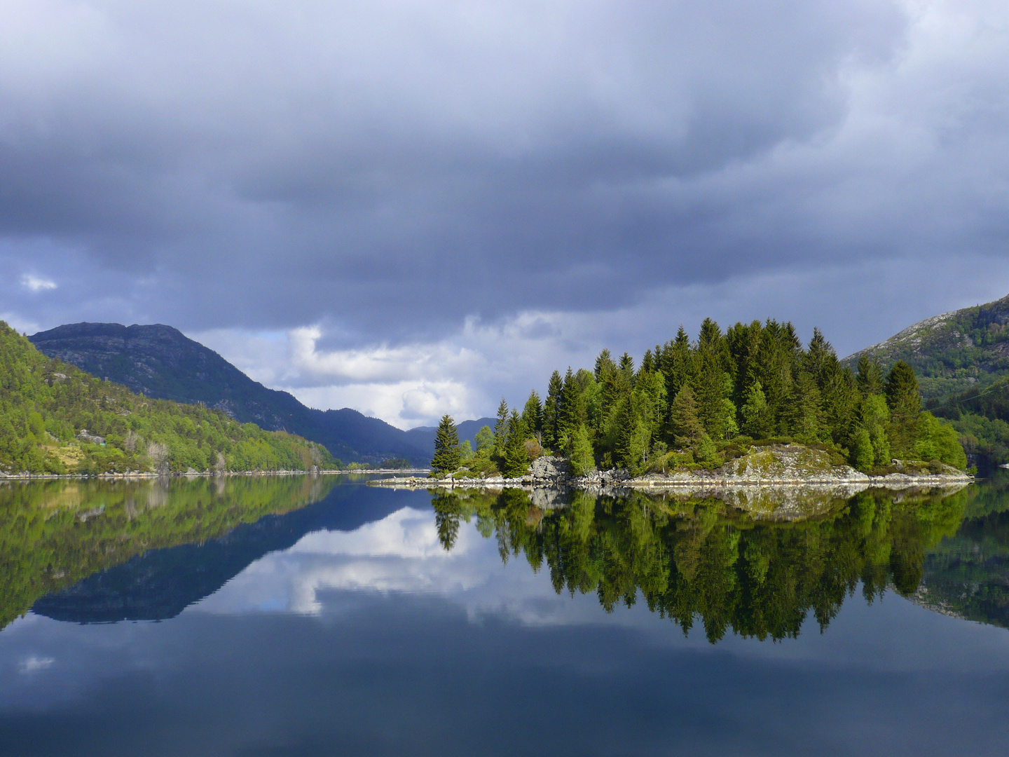 Spiegelung im Fjord vor dem Regen