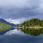 Spiegelung im Fjord vor dem Regen