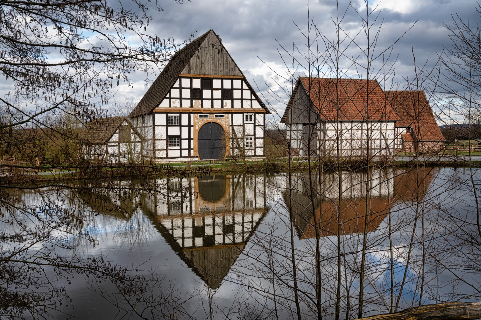 Spiegelung im Freilichtmuseum