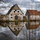 Spiegelung im Freilichtmuseum