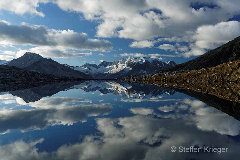 Spiegelung im Friesenbergsee, im Hintergrund der Hochfeiler