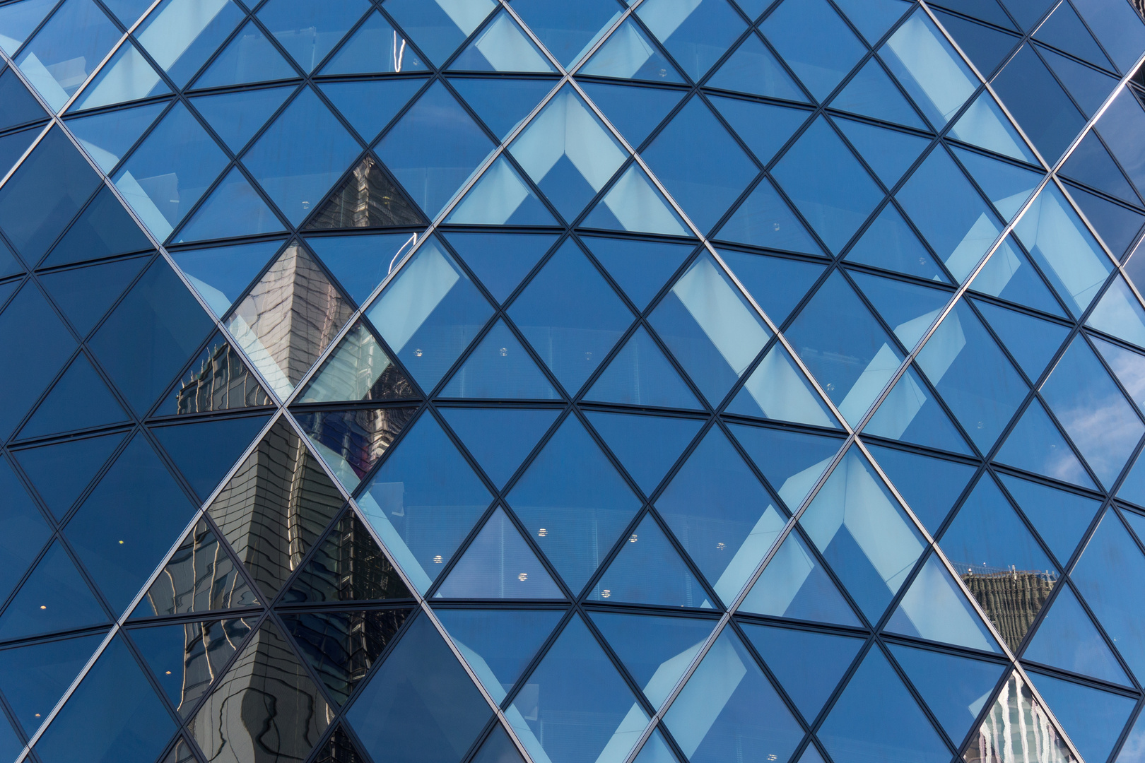 Spiegelung im Gherkin Tower, London