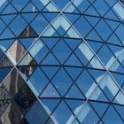 Spiegelung im Gherkin Tower, London