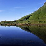 Spiegelung im glasklaren Meer (Lofoten, No)