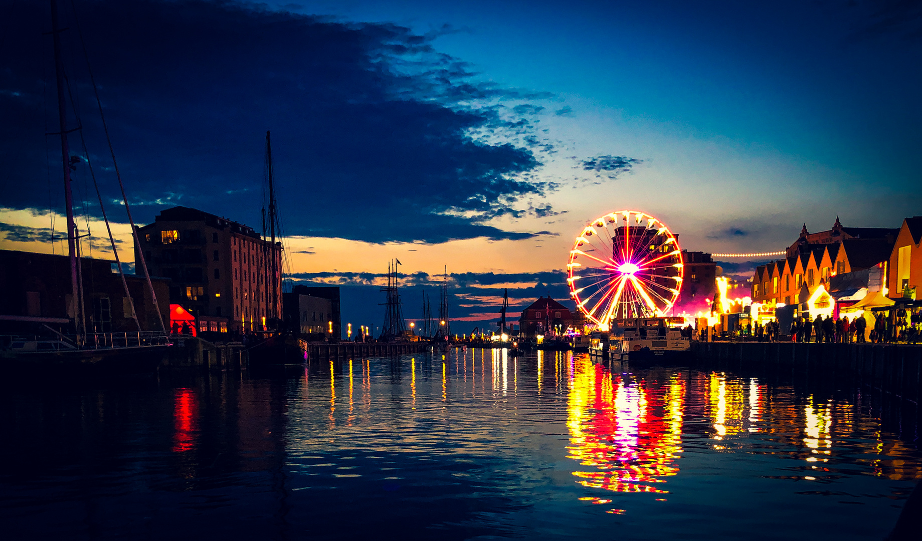 Spiegelung im Hafen #1