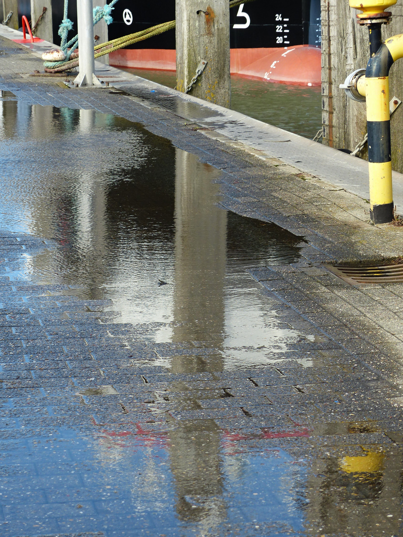 Spiegelung im Hafen