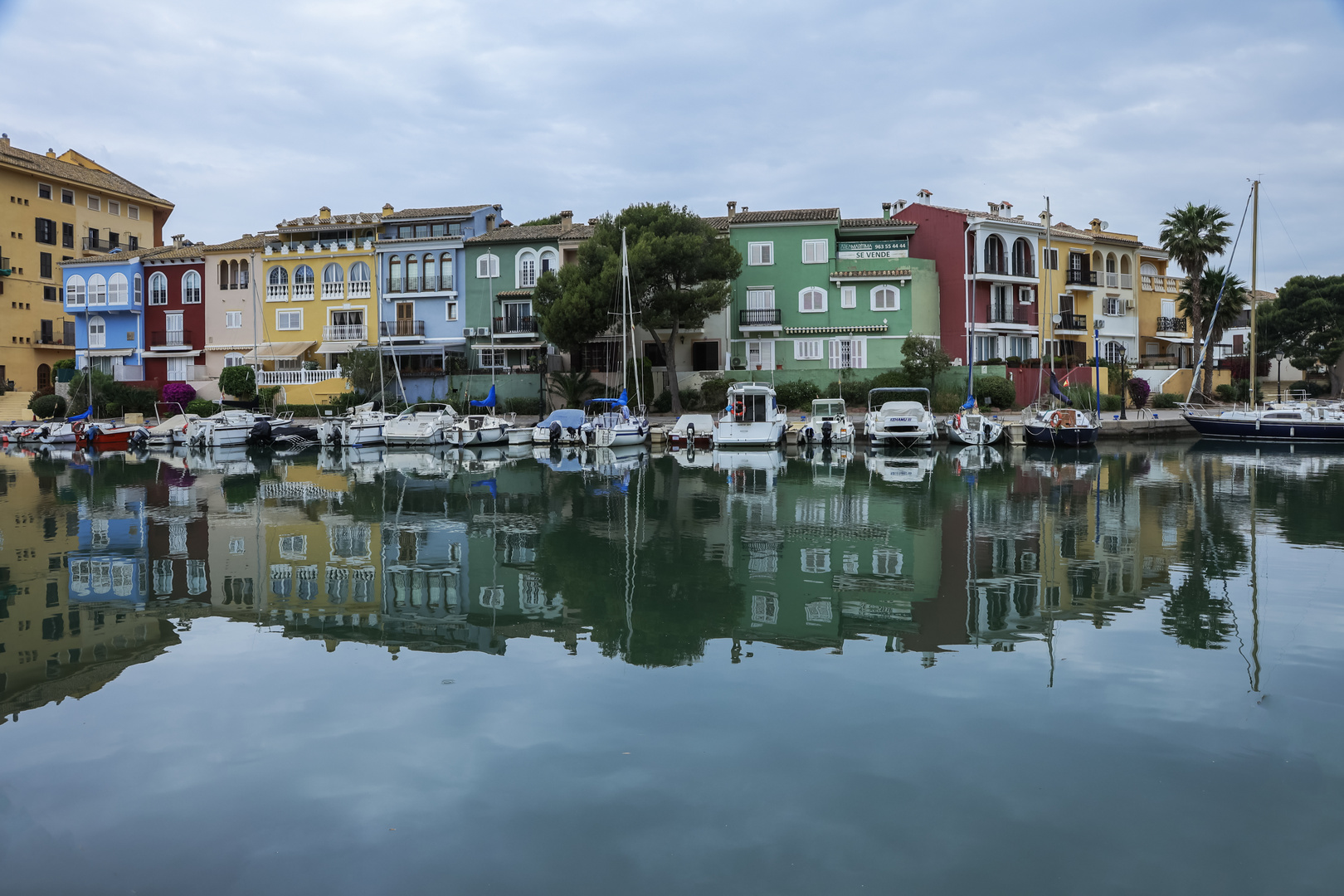 Spiegelung im Hafen