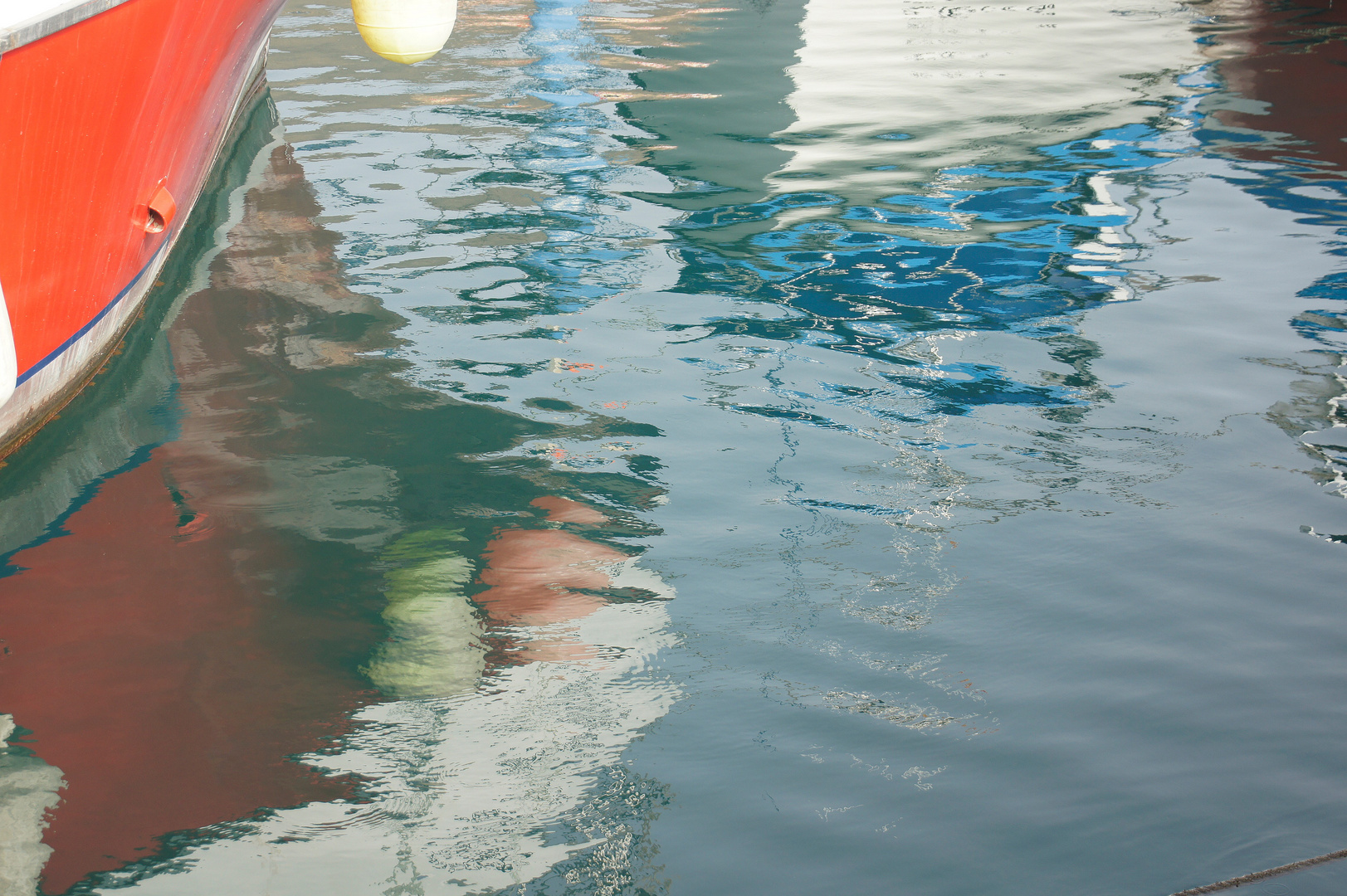 Spiegelung im Hafen