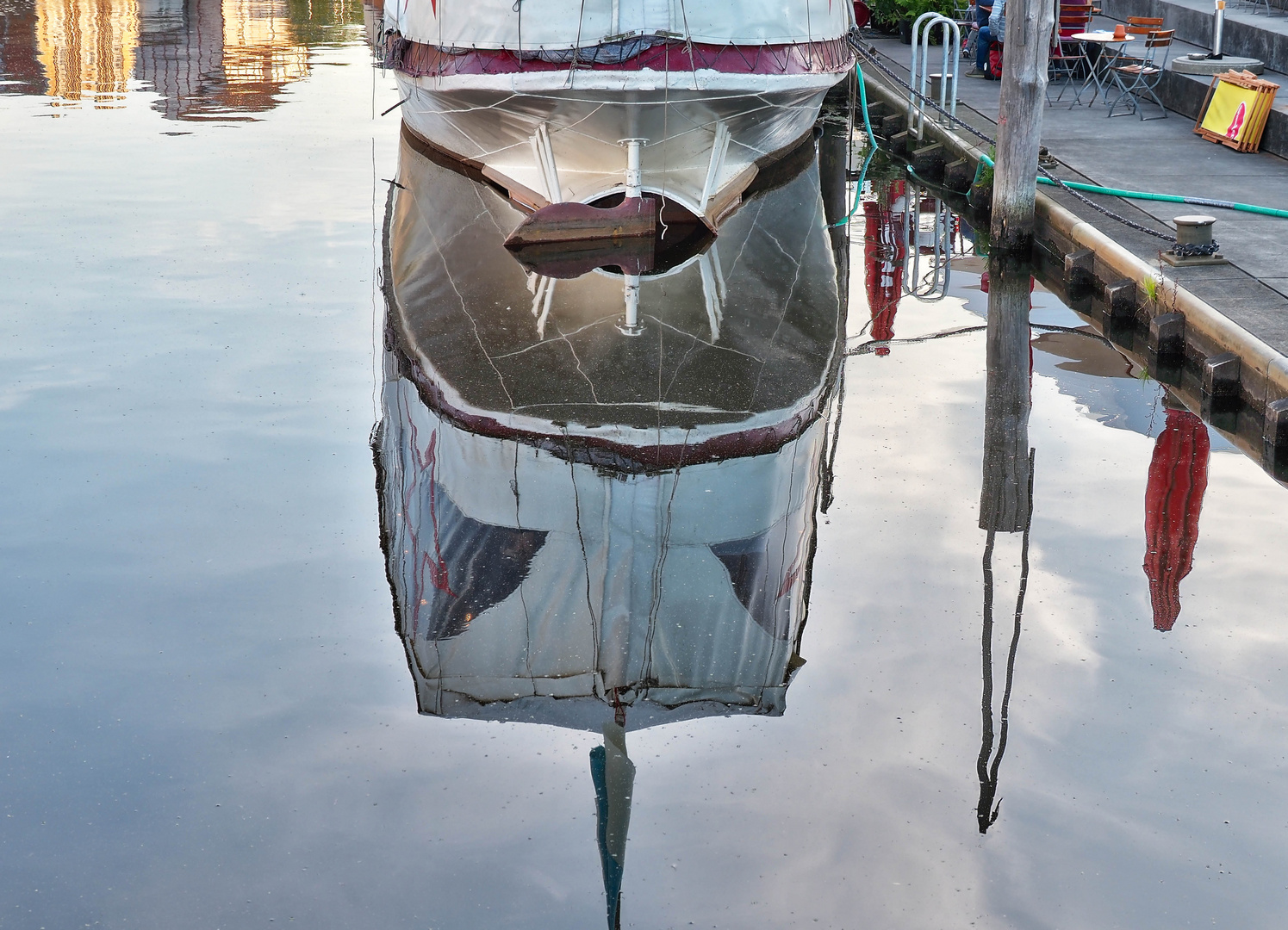 Spiegelung im Hafen