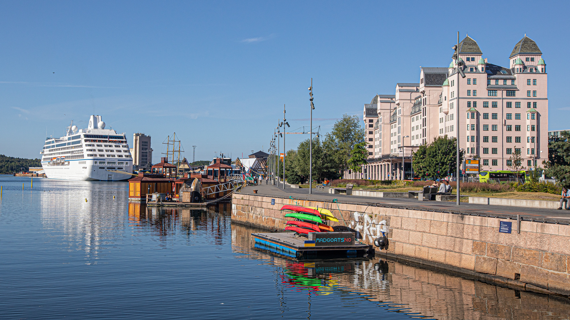 SPIEGELUNG IM HAFEN VON OSLO