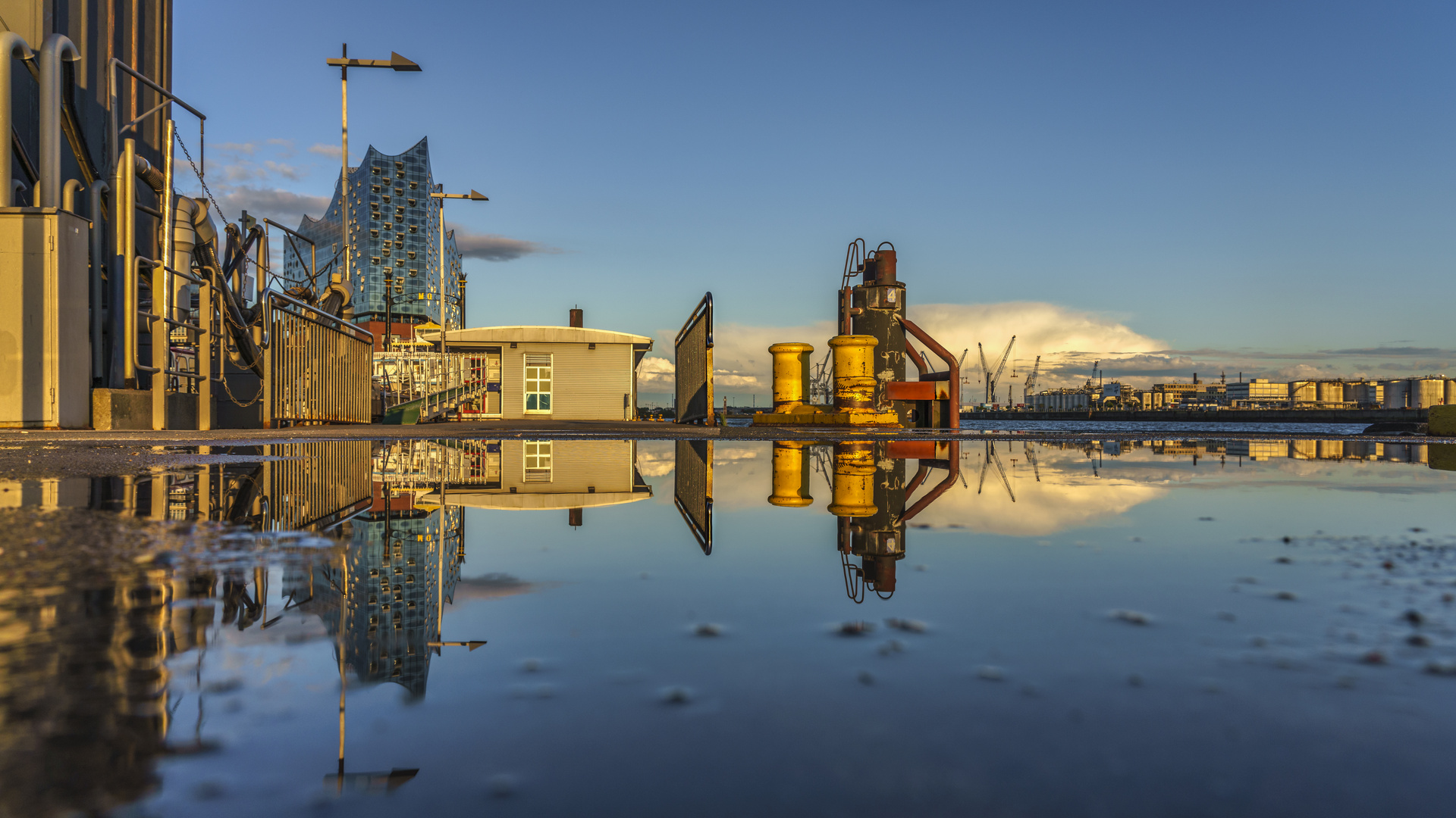 Spiegelung im Hamburger Hafen