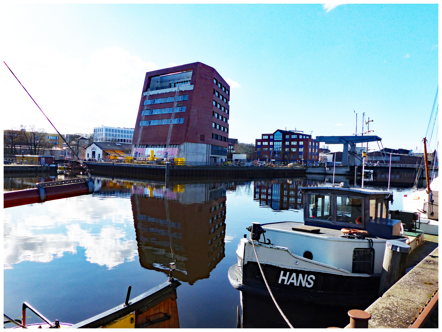 Spiegelung im Harburger Binnenhafen......