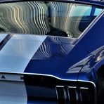 Spiegelung im Heck eines Ford Mustangs 
